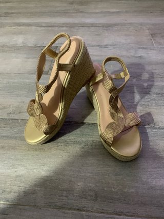 Sandalias doradas cuña talla 40