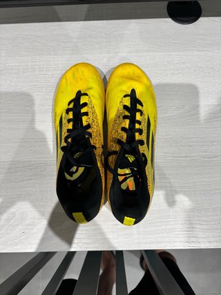 Tacos de fútbol Adidas amarillos y negros