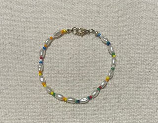 Pulsera o tobillera de perlas y colores