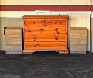 Conjunto de Cómoda y 2 Mesitas de Noche.