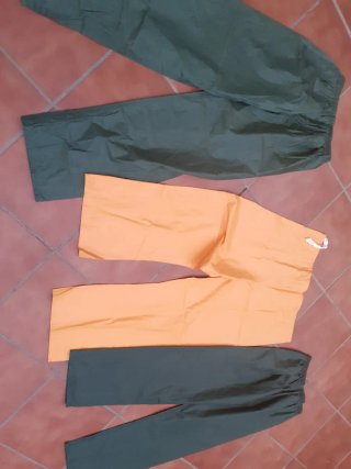 3 pantalones impermeables L