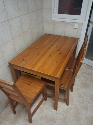 Mesa de madera con 4 sillas