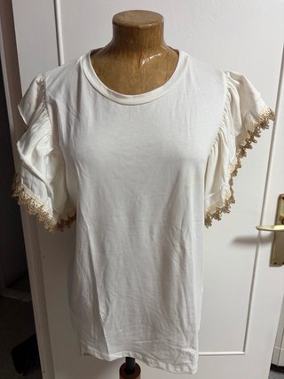 Camiseta blanca con mangas de volantes