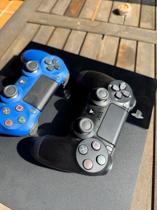 PS4 (PlayStation 4) con 2 mandos