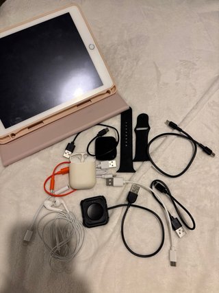 Lote de accesorios y dispositivos electrónicos