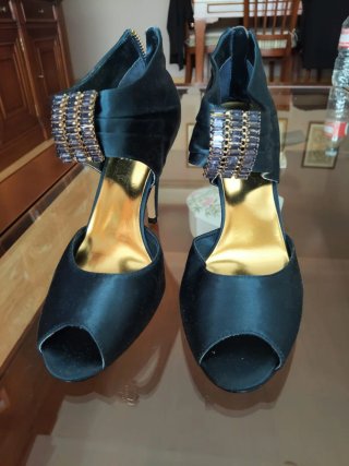 Zapatos de tacón azul con broche dorado tacón 8 cm