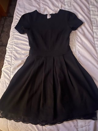 Vestido negro con detalle de encaje