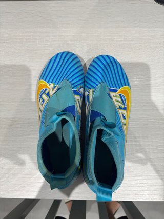 Tacos de fútbol azules y amarillos