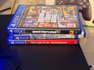 Sony PS4 Pro 1TB + 3 Giochi + Controller