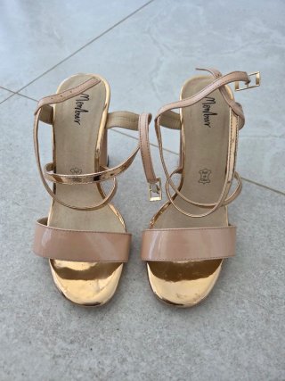 Sandalias tacón fiesta boda Menbur beige/dorado