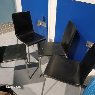 Mesa de comedor con 4 sillas negras