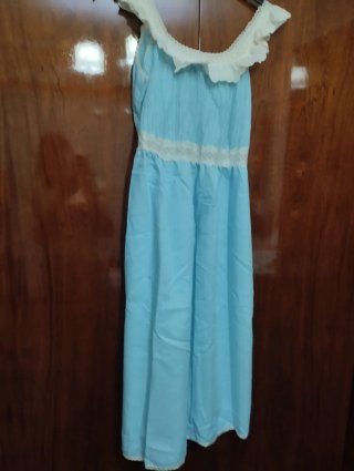Camisón azul con encaje blanco