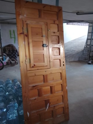 Puerta de Madera con Ventana Incorporada
