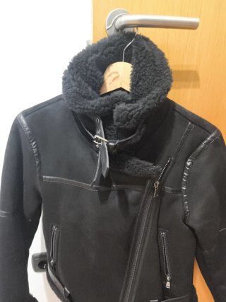 Chaqueta Zara borrego negra sin apenas uso