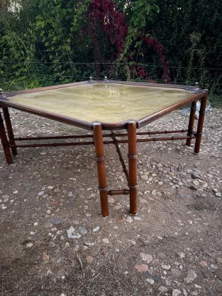 Mesa de centro rústica con tablero metálico