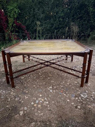 Mesa de centro rústica con tablero metálico