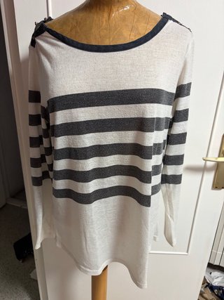 Camiseta de rayas blanca y gris