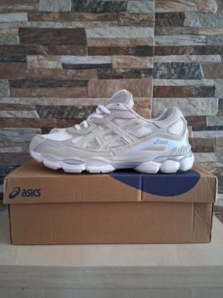 Zapatillas Asics grises y blancas