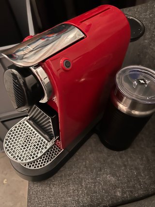 Cafetera Nespresso Roja con espumador