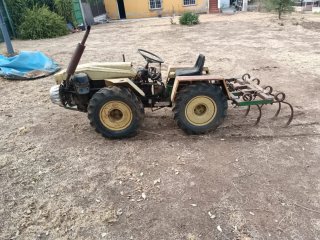 Tractor-Pascuali pequeño con cultivador