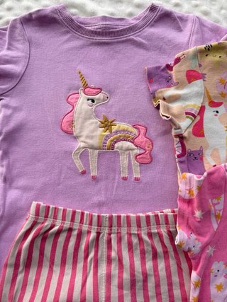 Lote 3 pijamas unicornio y rayas NEXT 4-5 años