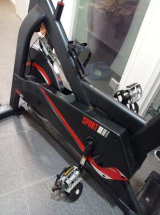 Bicicleta de Spinning Negra y Roja