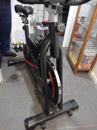 Bicicleta de Spinning Negra y Roja