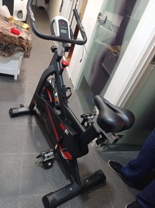 Bicicleta de Spinning Negra y Roja