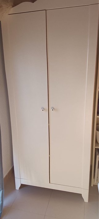 Armario blanco de madera