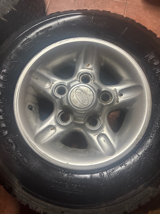 Llantas con neumáticos Land Rover