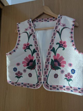 Chaleco floral blanco y rosa