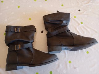 Botas Negras con Hebillas