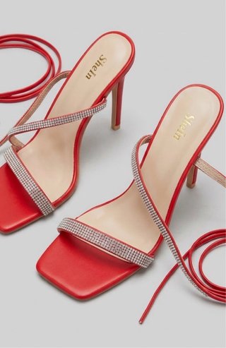 Tacones rojos SheIn con tiras brillantes
