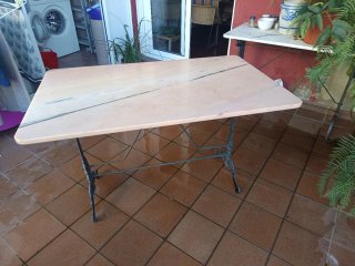Tavolo in marmo rosa con base in ferro