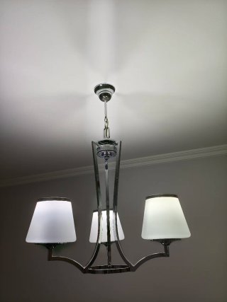 Lámpara de techo plateada con 3 tulipas de cristal