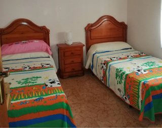 Dormitorio con 2 camas de madera