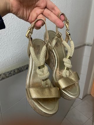 Sandalias Michael Kors doradas cuña esparto