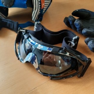 Set de Esquí: Casco, Gafas y Guantes Invicta