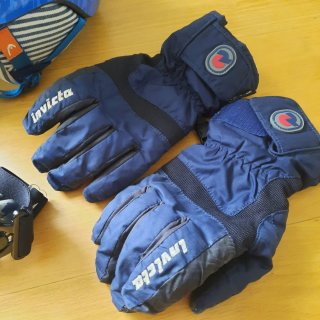 Set de Esquí: Casco, Gafas y Guantes Invicta