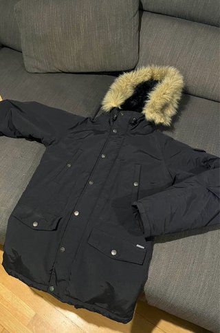 Parka Negra con Capucha y Pelo Sintético