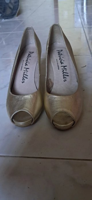 Zapatos de tacón dorados Patricia Miller