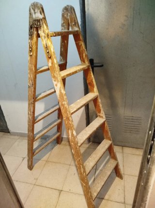 Escalera de madera de tijera