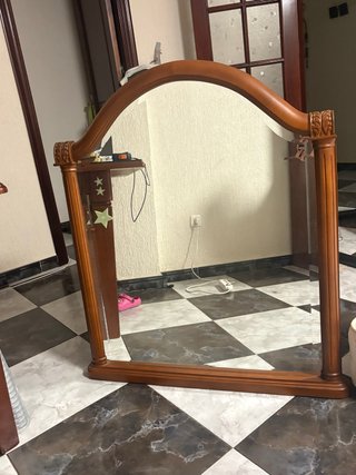 Espejo de madera con marco tallado