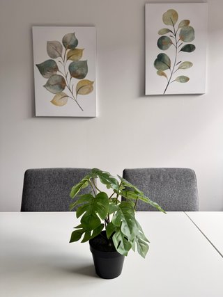 Planta artificial monstera en maceta negra