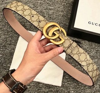 Cintura Gucci beige GG Supreme con fibbia dorata