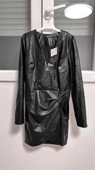 Vestido Negro de Cuero Zara