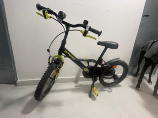Bicicleta infantil B'Twin negra y verde