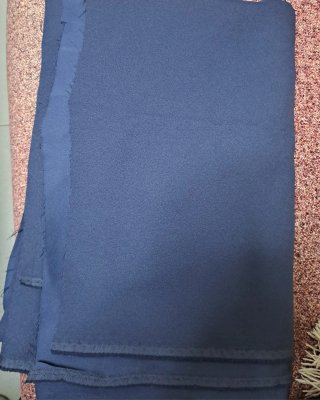 Trozo de tela satén crepé azul