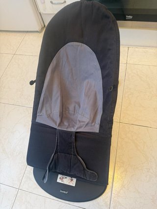 Hamaca BabyBjörn negra y gris y la caja original.