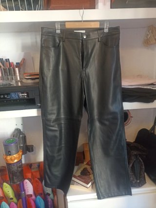 Pantalón de cuero negro